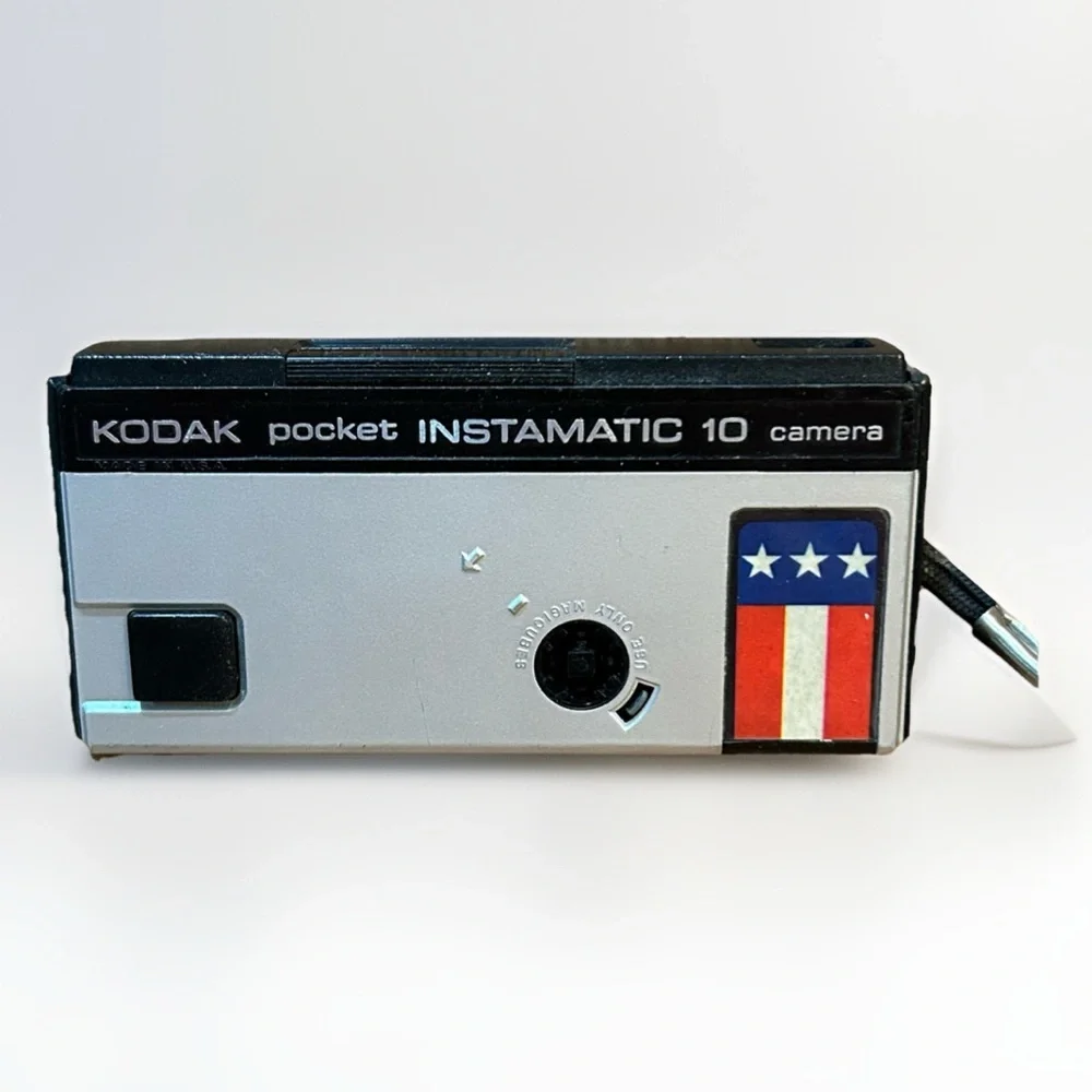 Kodak Pocket Instamatic 10 Camera w/ Film & Flash Cubes And Arm - UNTESTED